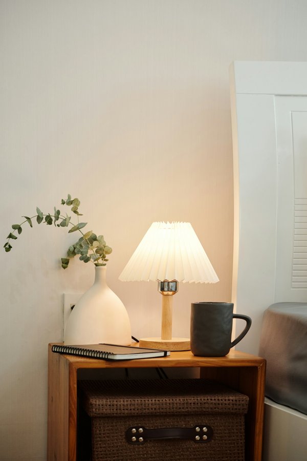 Éclairez votre espace avec une lampe de chevet rouge tendance